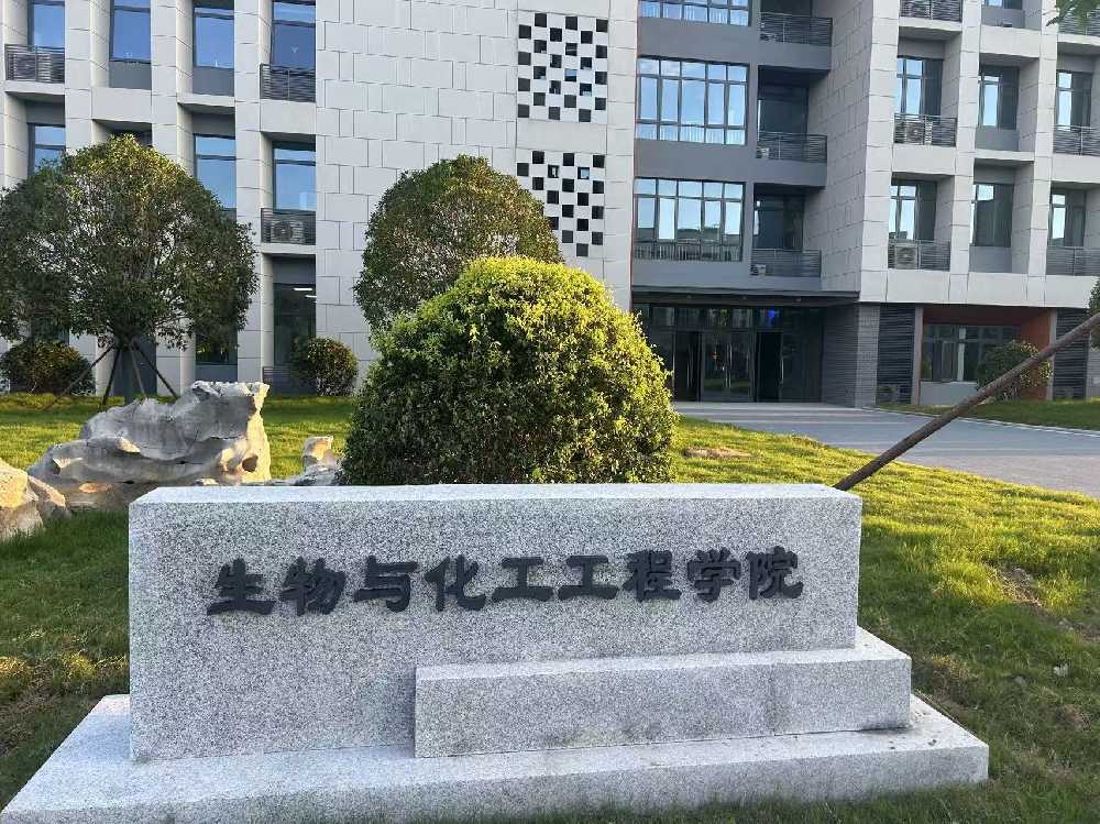 易门县扬州职业大学体育场高杆灯项目